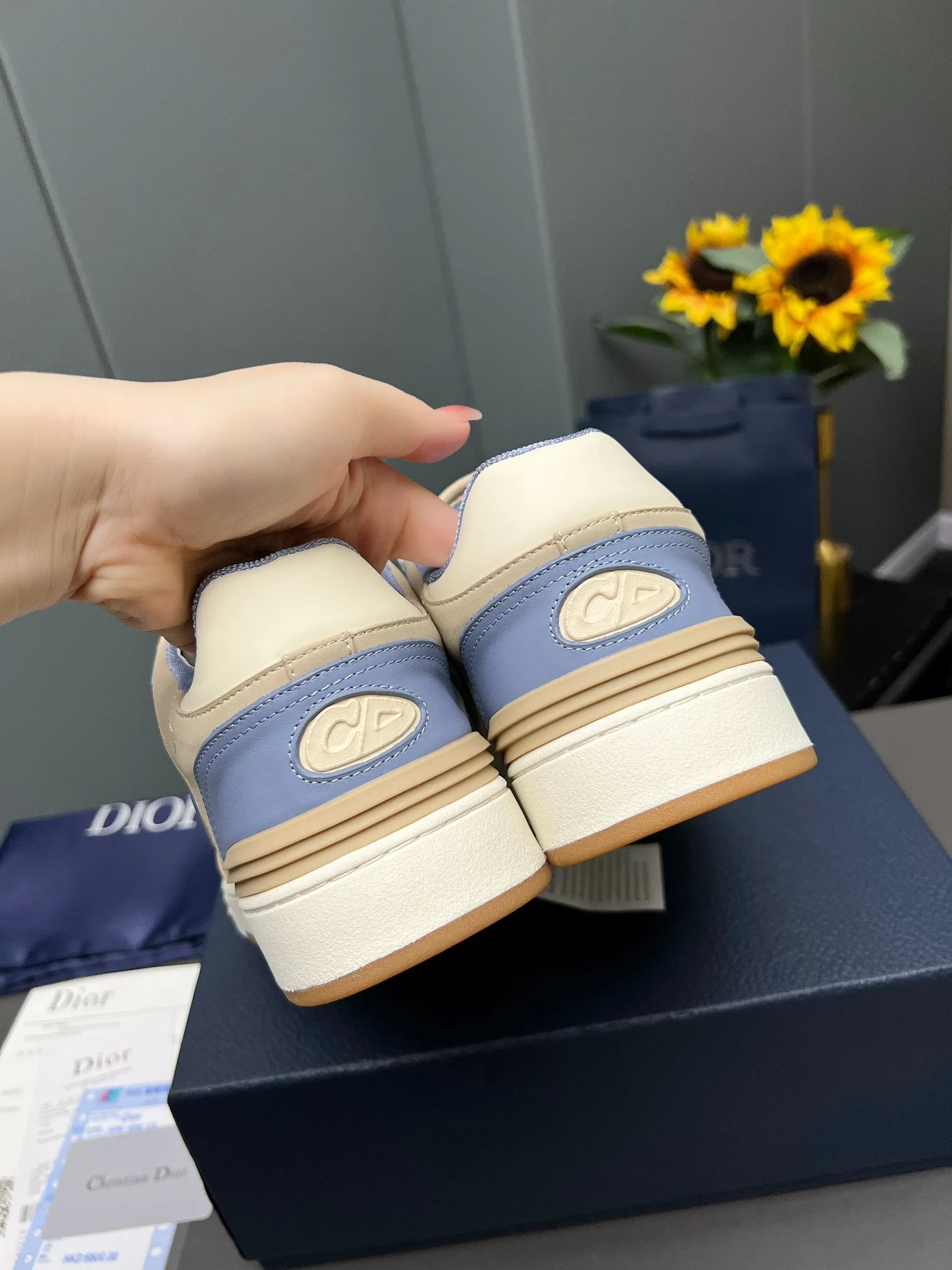 Men's Men's Shoes 💰600 Dior DiorB57 top version of low-top sneakers! ! ! Navy blue with beige smooth first-layer cowhide, fully oiled edges, T men's shoes 💰U outsole.  The 2024 autumn men's wear series has made a wonderful debut, a new classic item launched by Dior. Crafted from smooth first-grain cow leather in navy blue and beige, it's accented by a large leather heat-stamped CD logo on the sides. The distinctive laces of the same color match the color of the shoe body, and the opening and closing are decorated with various classic details on the tongue, sole and back side to enhance the style. The eyelet details, upper stitching and heel strip panels of the same color highlight the dynamic charm of its sports style. Exclusive two-color molded T men's shoes 💰U outsole is light, comfortable, non-slip and wear-resistant, the mesh lining and feet are customized with original colors, soft and breathable. Exquisite production technology highlights the grade, and can be matched with all kinds of clothing to create a refined look.